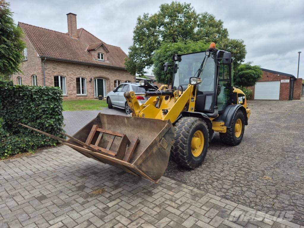 CAT 906 H لوادر بعجل