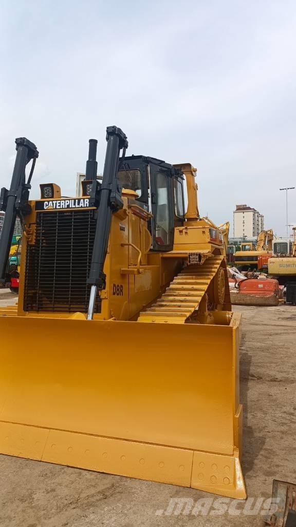 CAT D 8 R بلدوزرات مجنزرة