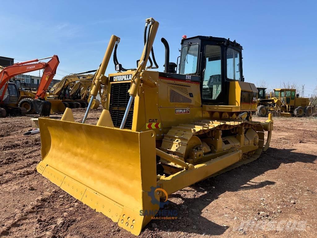 CAT D 6 G بلدوزرات مجنزرة