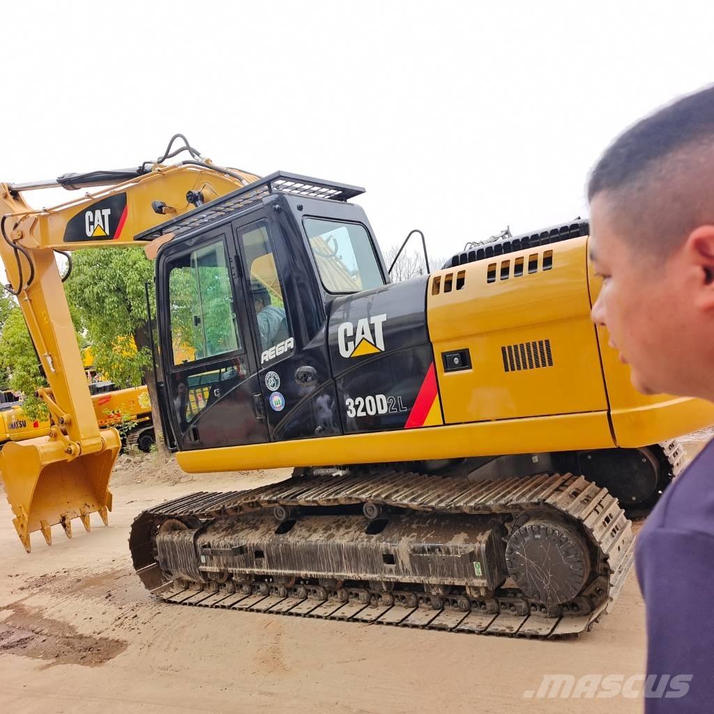 CAT 320 D حفارات زحافة