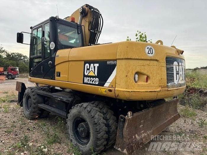 CAT M 322 D حفارات بعجل
