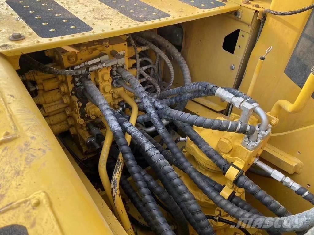 Komatsu pc 220 حفارات زحافة