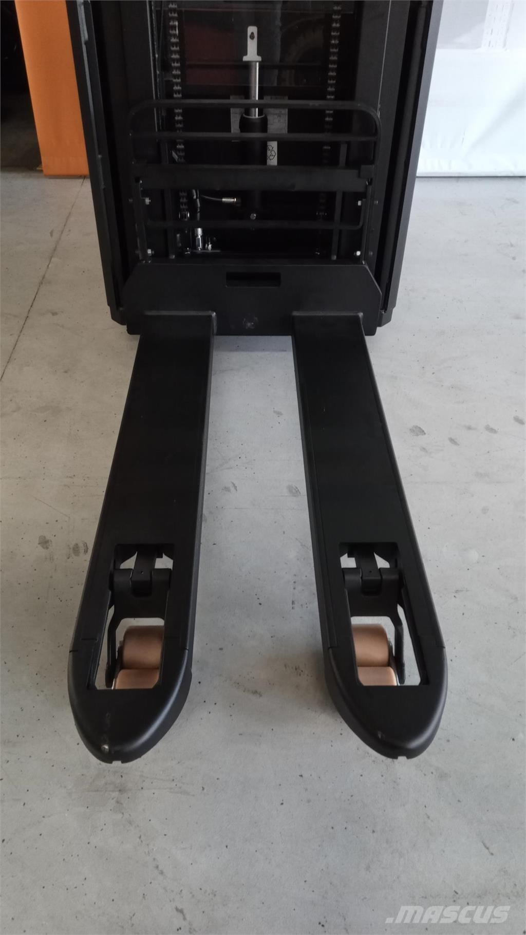 Toyota SPE200D شاحنات مناولة ذاتية الدفع