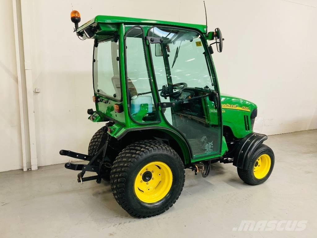 John Deere 2320 جرارات مدمجة