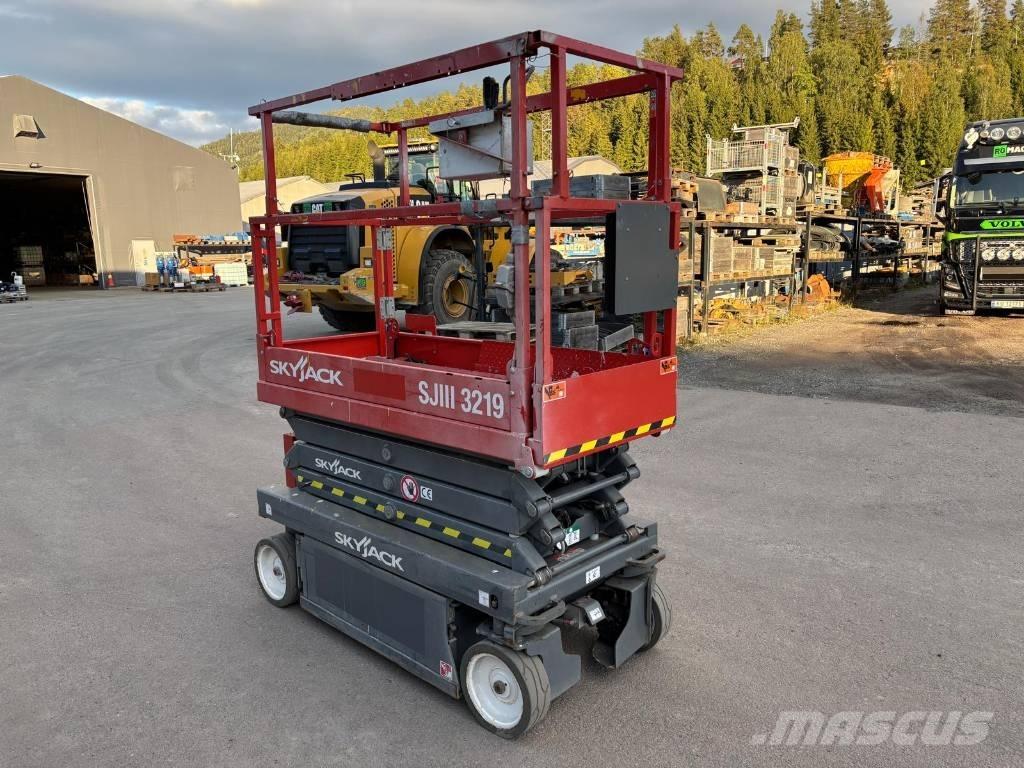 SkyJack SJ III 3219 رافعات مقصية الشكل