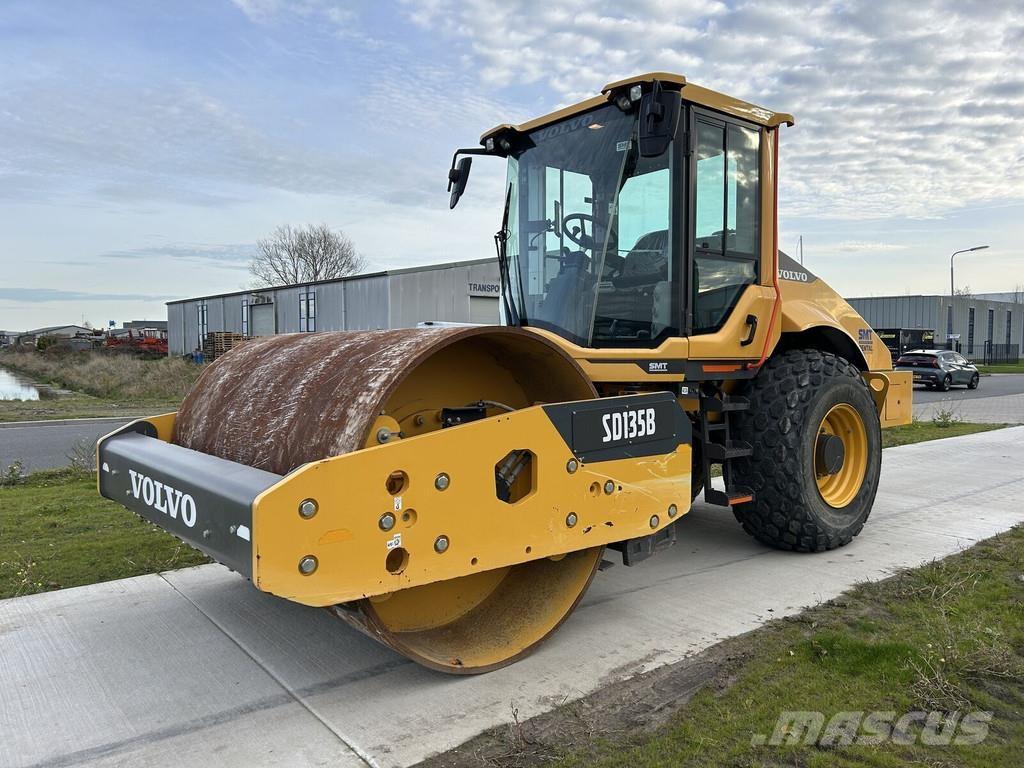 Volvo SD135B مداحل أحادية الأسطوانة