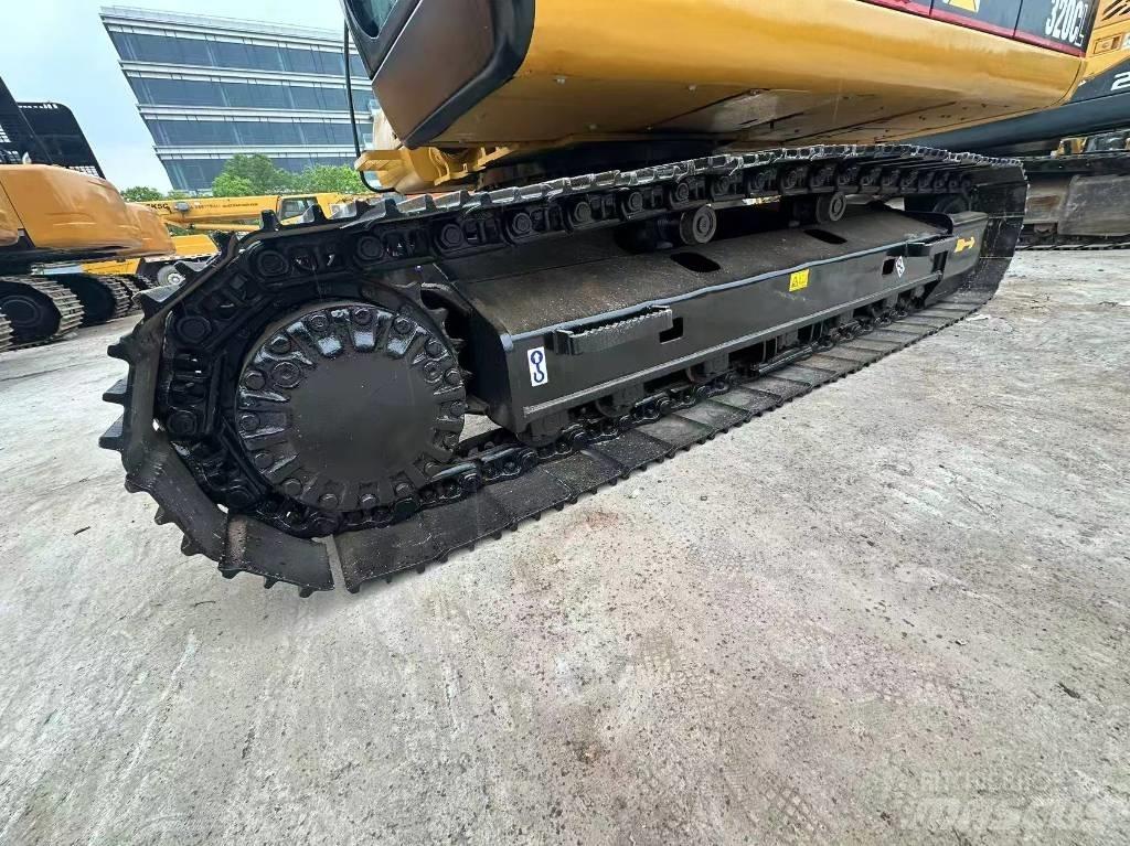 CAT 320 C L حفارات زحافة