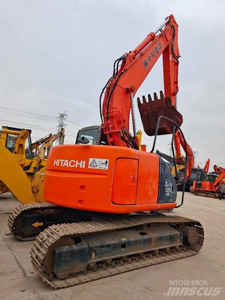 Hitachi ZX 135 US حفارات زحافة