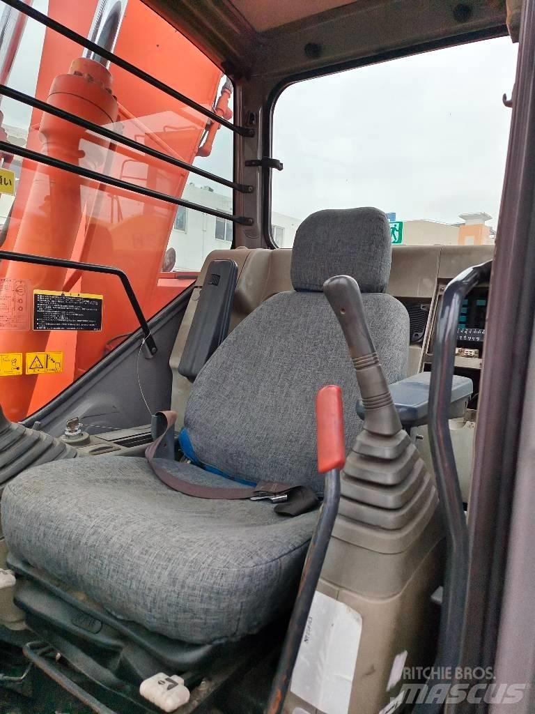 Hitachi ZX 135 US حفارات زحافة