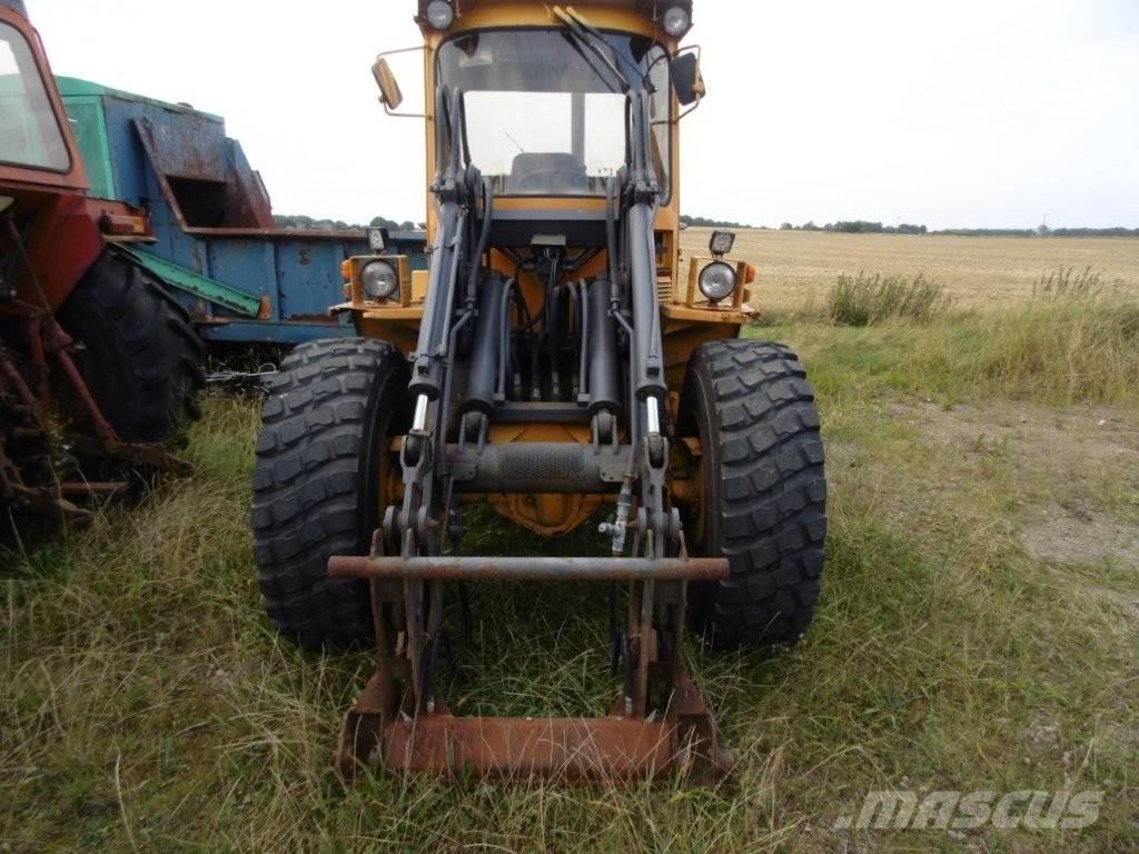 Volvo BM 4200 لوادر بعجل