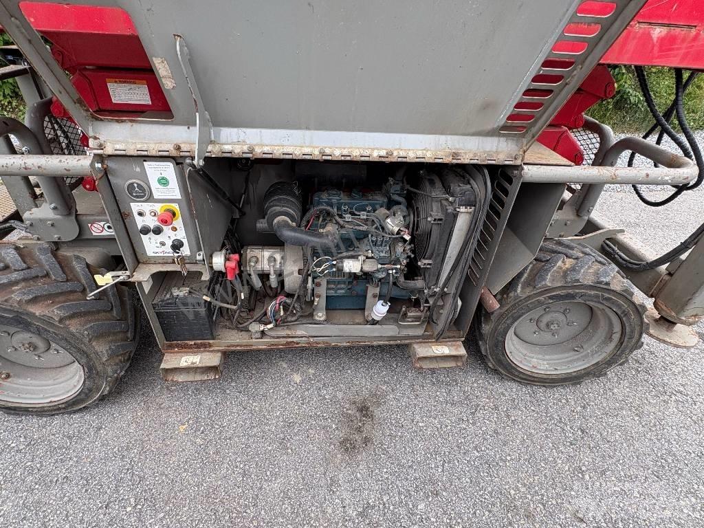 SkyJack SJ 6832 RT رافعات مقصية الشكل