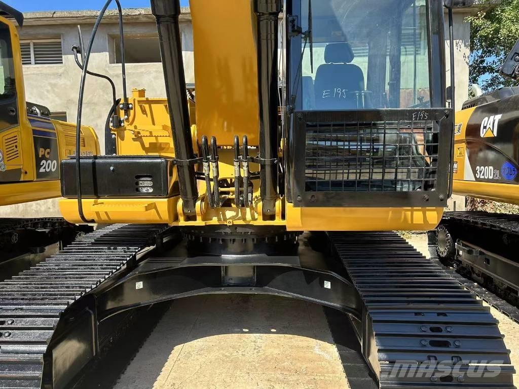 CAT 320 D L حفارات زحافة