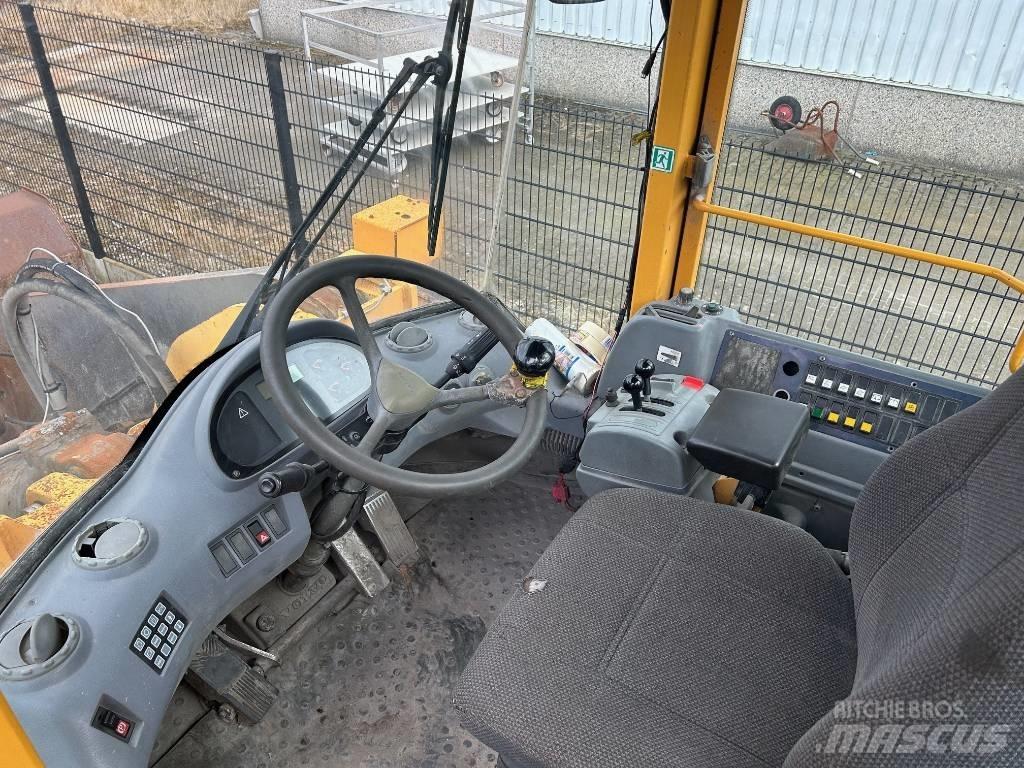 Volvo L 220 E لوادر بعجل