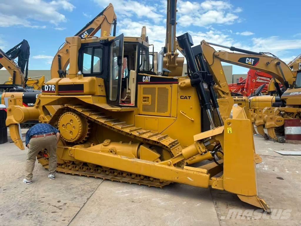 CAT D 7 R بلدوزرات مجنزرة