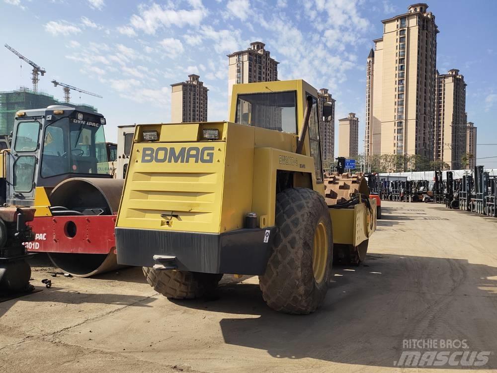 Bomag BW 217 مداحل أحادية الأسطوانة