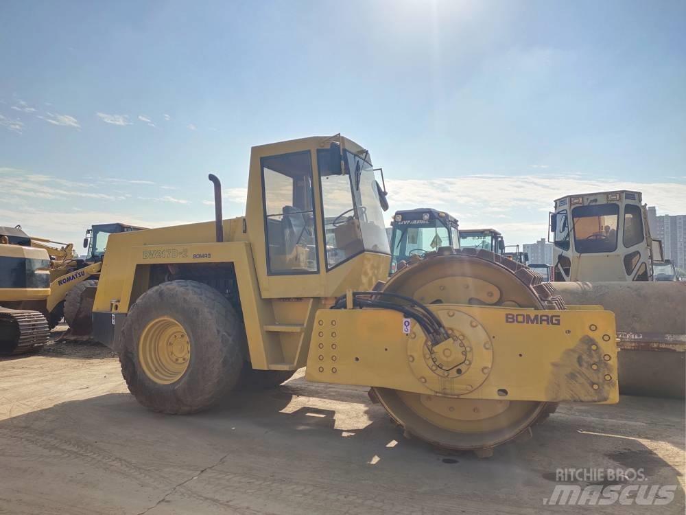 Bomag BW 217 مداحل أحادية الأسطوانة
