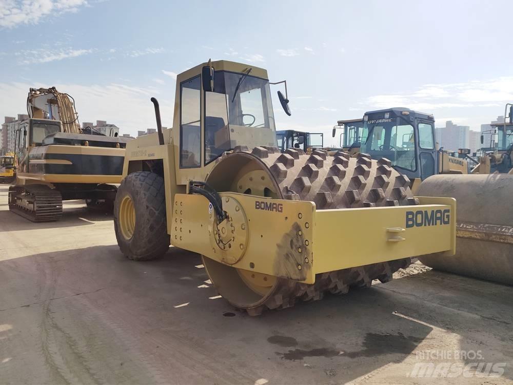 Bomag BW 217 مداحل أحادية الأسطوانة