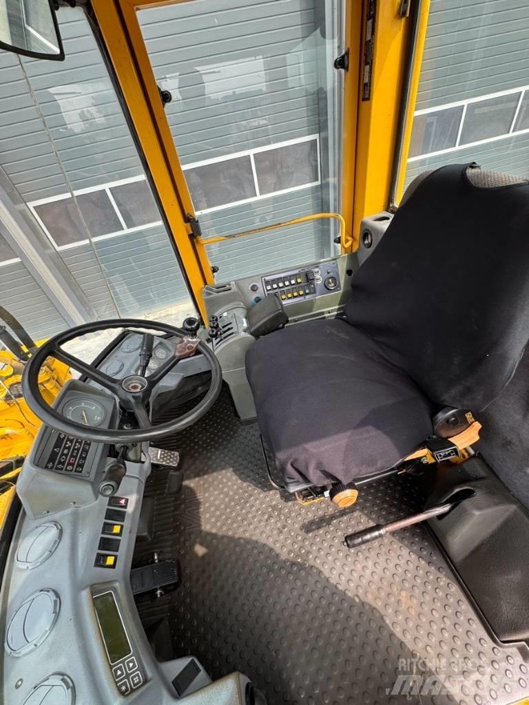 Volvo L90B لوادر بعجل