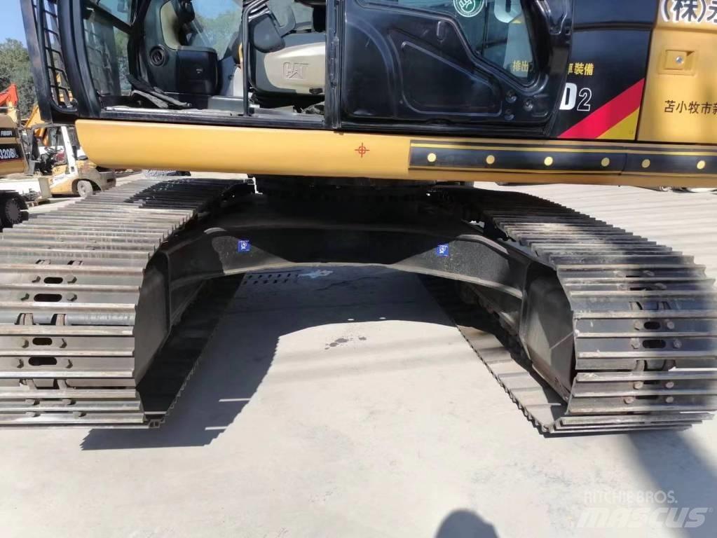 CAT 320 D حفارات زحافة