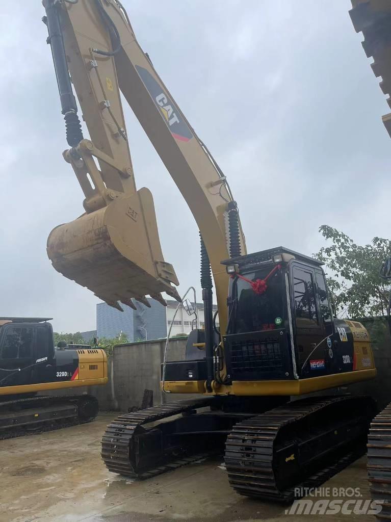 CAT 320 D حفارات زحافة