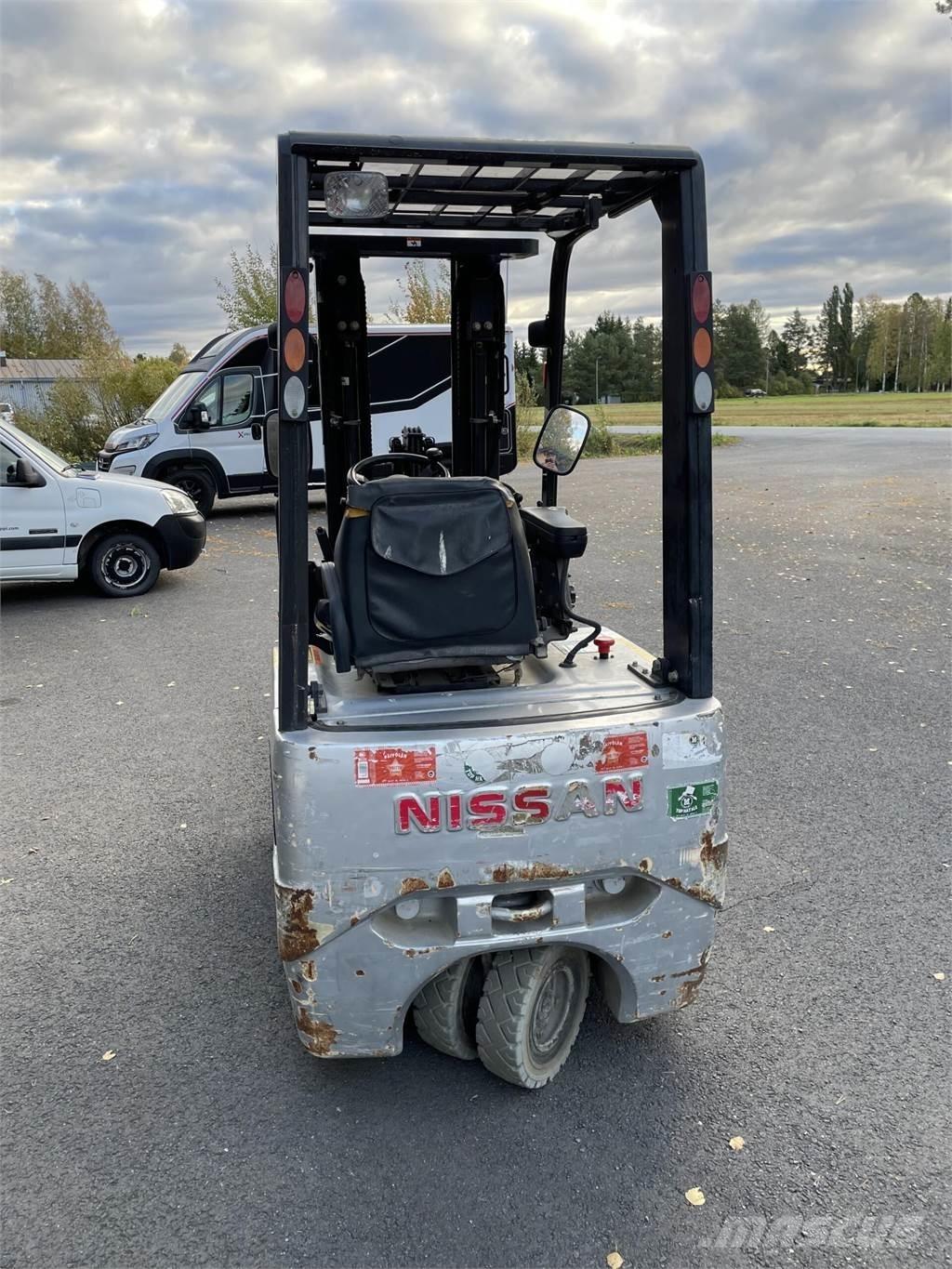 Nissan 15 شاحنات ذات رافعات شوكية تعمل بالكهرباء