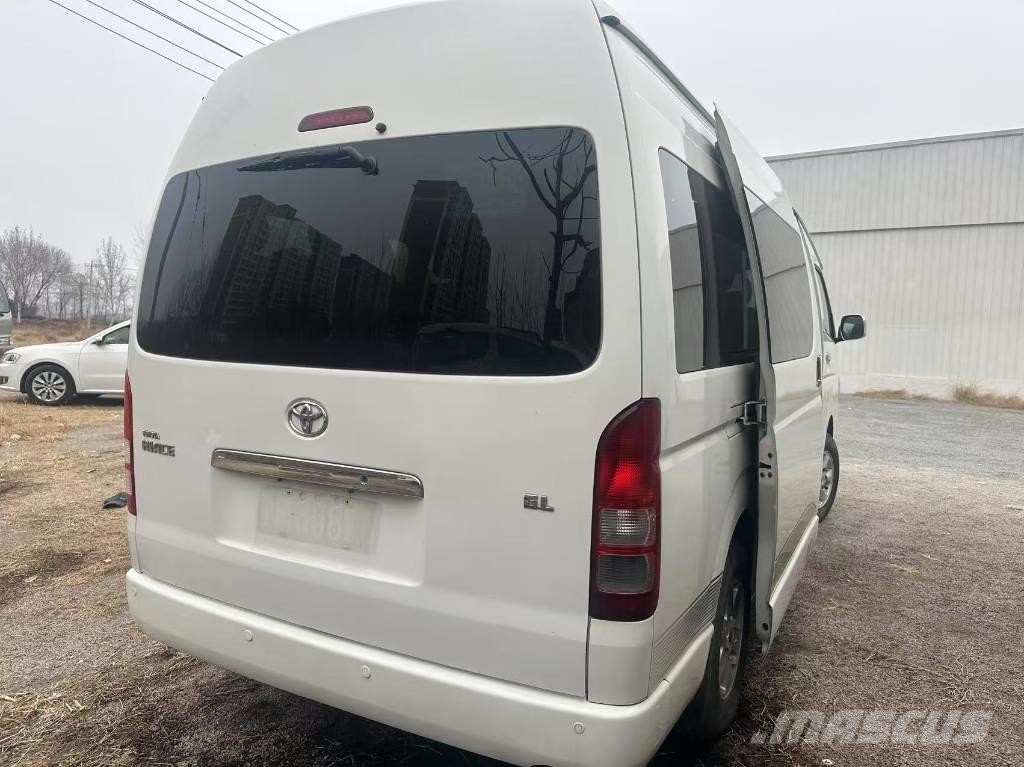 Toyota Hiace شاحنة مقفلة