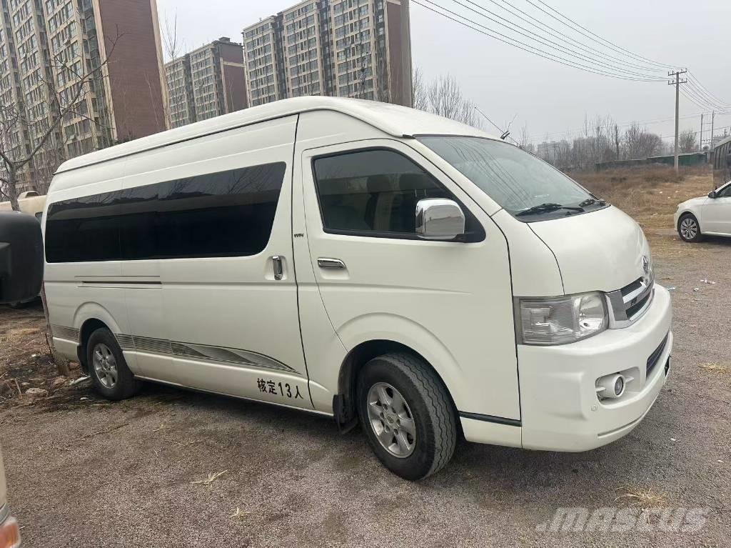 Toyota Hiace شاحنة مقفلة