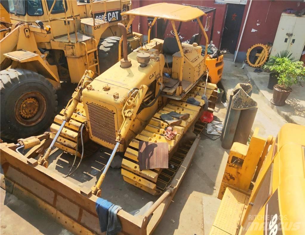 CAT D 4 E بلدوزرات مجنزرة