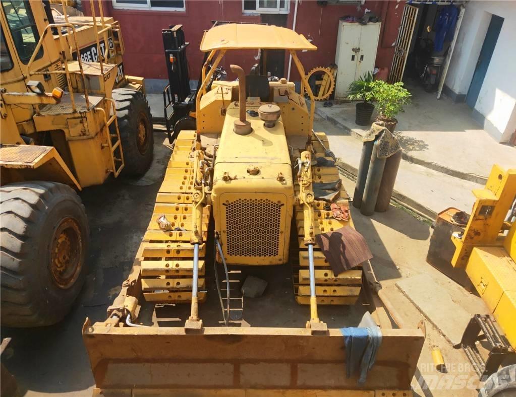 CAT D 4 E بلدوزرات مجنزرة