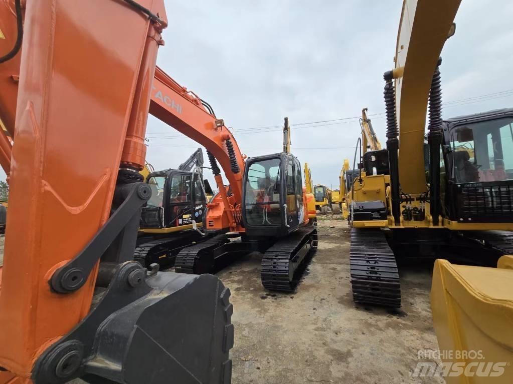 Hitachi ZX 135 US حفارات زحافة