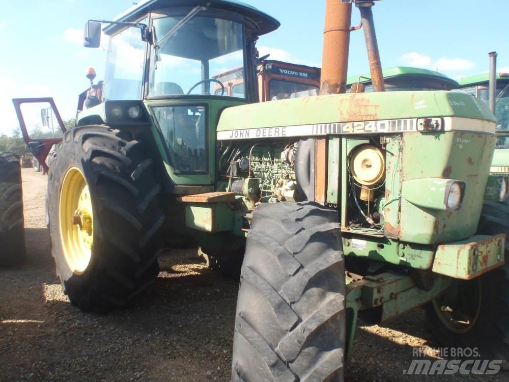 John Deere 4240 الجرارات