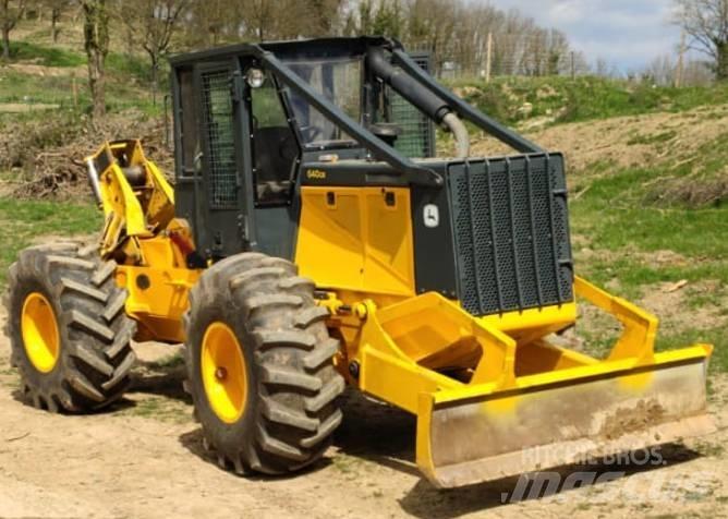 John Deere 640 ساحبات الأشجار