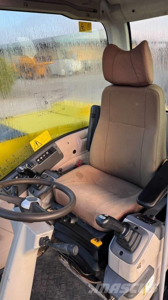 New Holland MH 2.6 حفارات بعجل