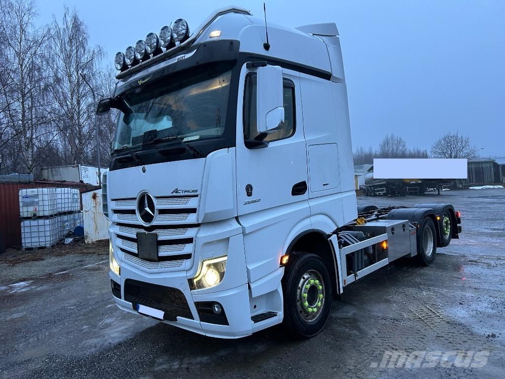 Mercedes-Benz 2853 شاحنات بمقصورة وهيكل