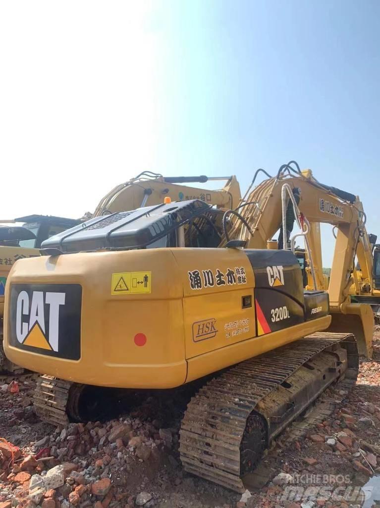 CAT 320 D L حفارات زحافة