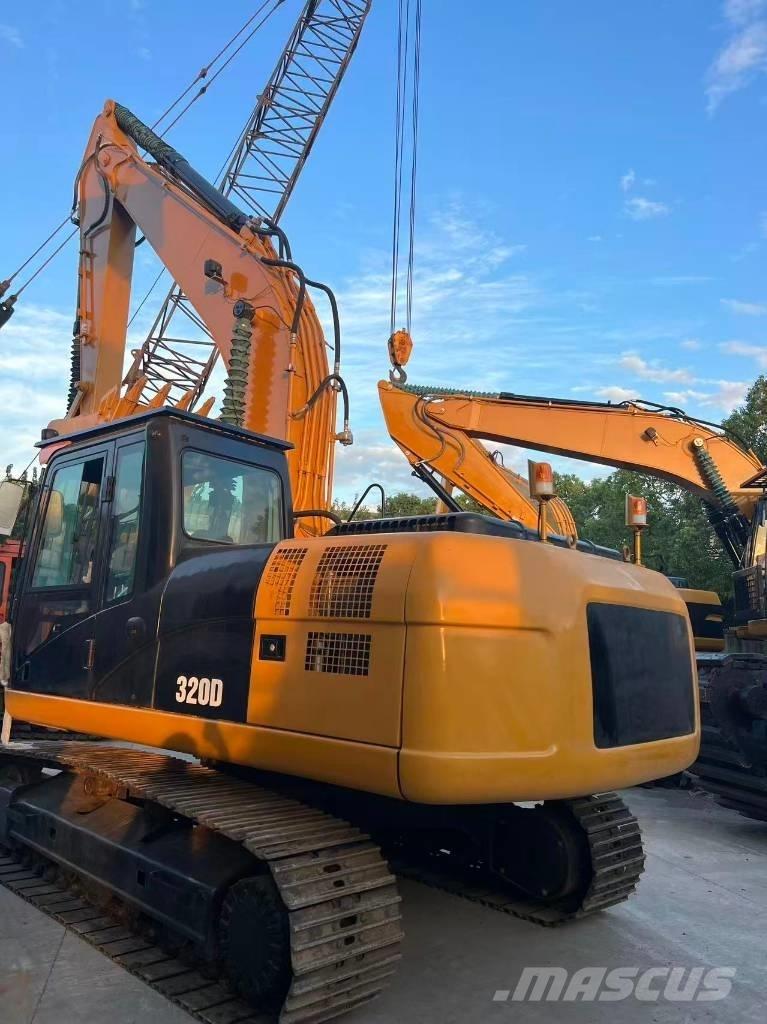 CAT 320 D حفارات زحافة
