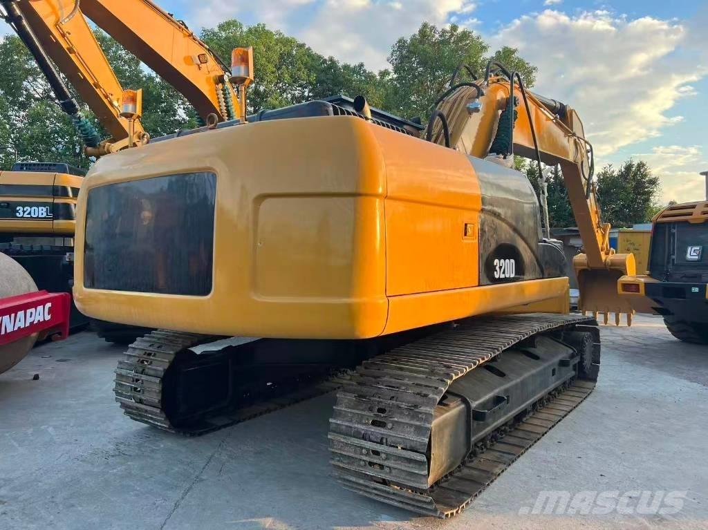 CAT 320 D حفارات زحافة