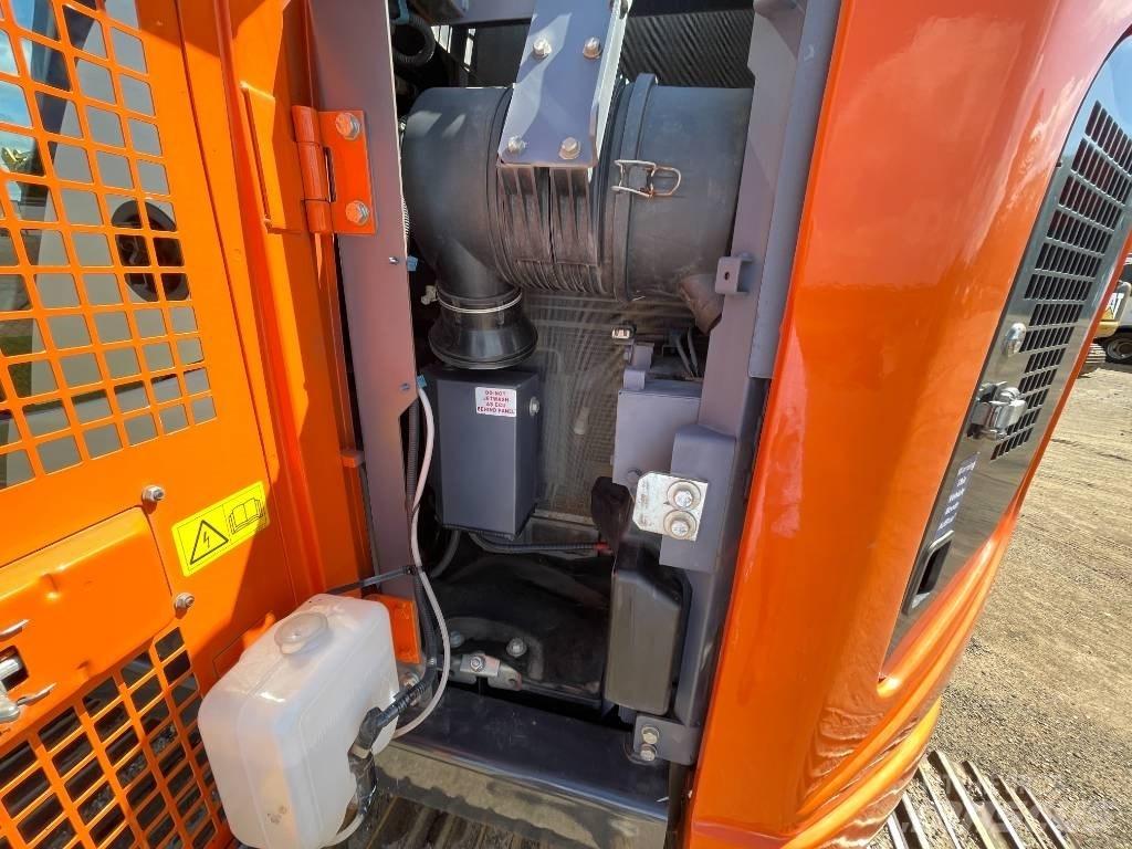 Hitachi ZX 135 US-6 حفارات زحافة