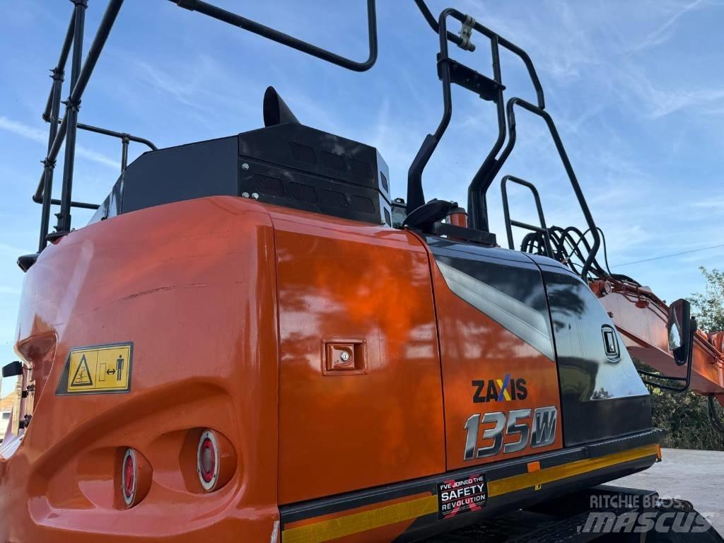 Hitachi ZX 135 W-7 حفارات بعجل