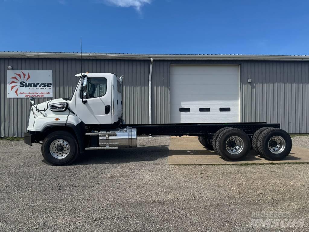 Freightliner 114 SD شاحنات بمقصورة وهيكل