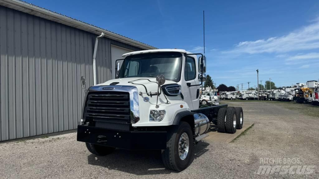 Freightliner 114 SD شاحنات بمقصورة وهيكل