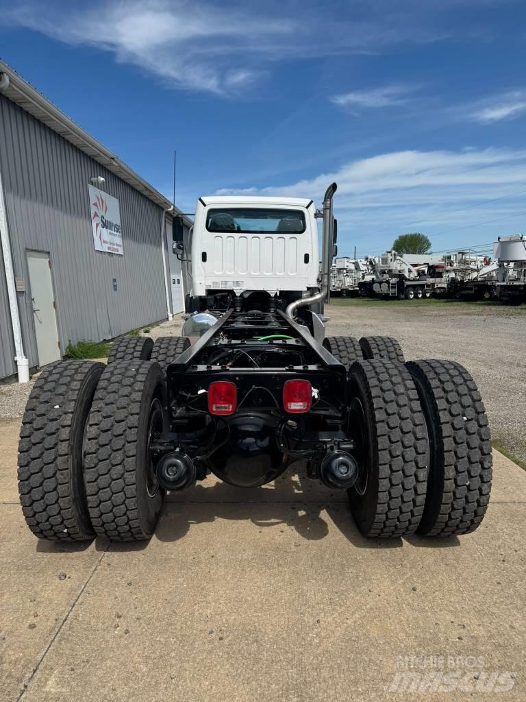 Freightliner 114 SD شاحنات بمقصورة وهيكل