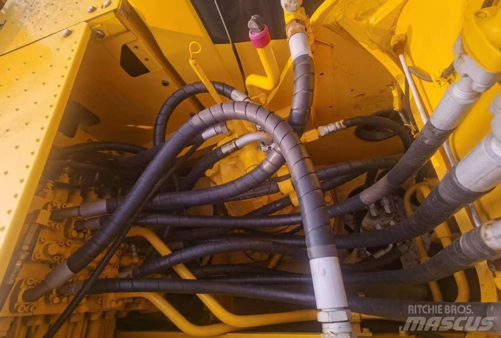 Komatsu PC 220-8 حفارات زحافة