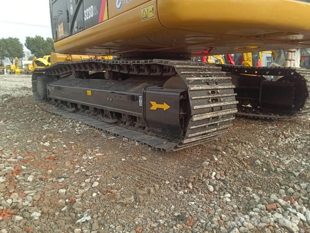 CAT 323 D حفارات زحافة