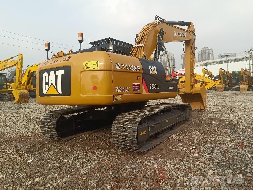 CAT 323 D حفارات زحافة