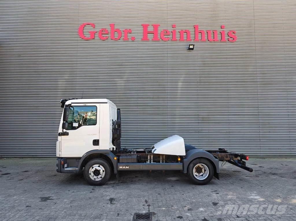 MAN TGL 8.220 4x2 شاحنات بمقصورة وهيكل