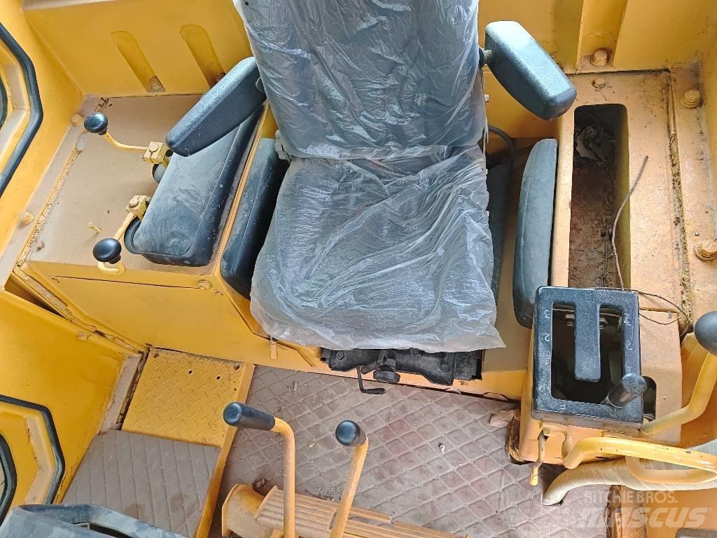 CAT D 7 G بلدوزرات مجنزرة