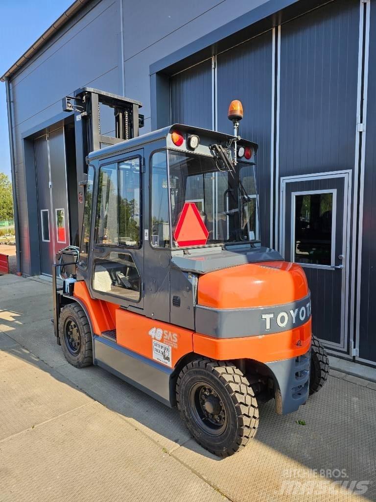 Toyota 7 FBMF 40 شاحنات ذات رافعات شوكية تعمل بالكهرباء