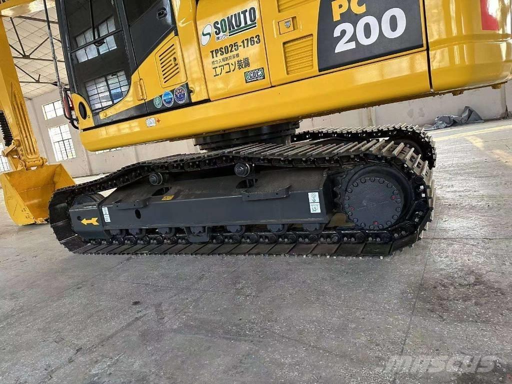 Komatsu PC 200-8 حفارات زحافة