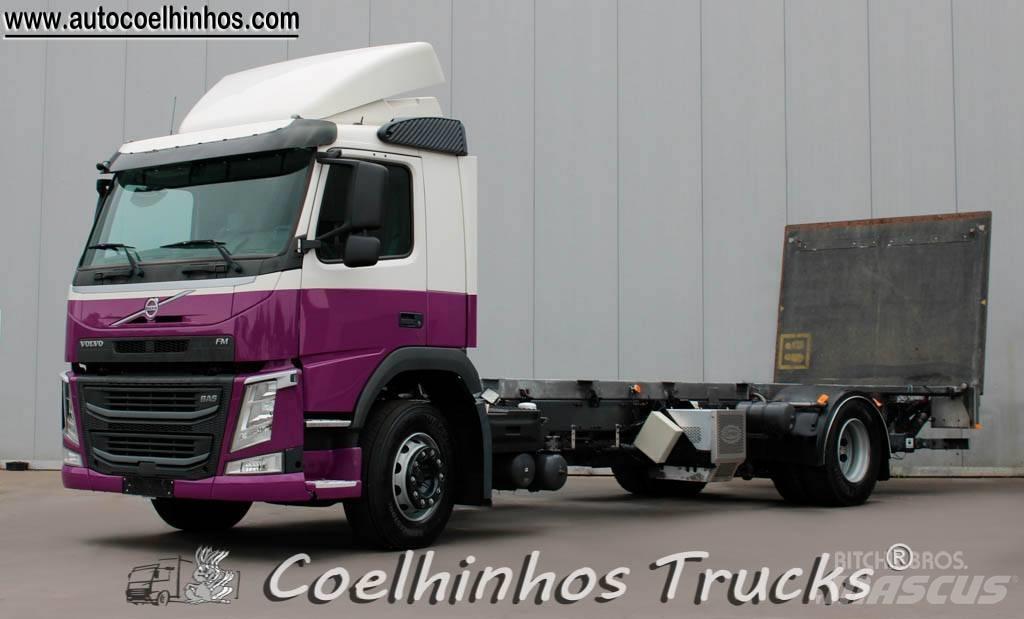 Volvo FM 330 شاحنات بمقصورة وهيكل